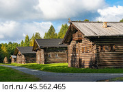 Крестьянские избы. Архангельская область, музей деревянного зодчества "Малые Корелы", Пинежский сектор. (2023 год). Редакционное фото, фотограф Инна Грязнова / Фотобанк Лори