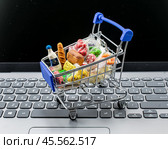 Магазинная тележка с продуктами на клавиатуре ноутбука. Стоковое фото, фотограф Анна Аникова / Фотобанк Лори