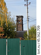 Abandoned wooden fire tower with one-story building from early 20th century in autumn, Bobrov, Voronezh region, Russia (2022 год). Стоковое фото, фотограф Алексей Антипов / Фотобанк Лори