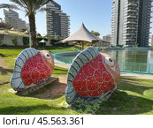 Urban sculpture in Ashdod park. Bench in the form of a fish in mosaic technique. Редакционное фото, фотограф Irina Opachevsky / Фотобанк Лори