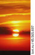 Dramatic red sunrise on dark cloudy sky. Стоковое видео, видеограф Михаил Коханчиков / Фотобанк Лори