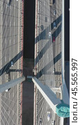 Cable-stayed bridge with cars. Стоковое видео, видеограф Михаил Коханчиков / Фотобанк Лори