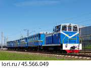 Тепловоз ТУ7А-2866 осаживает состав к пассажирским платформам, станция Молодёжная, МЦЖД, Санкт-Петербург (2019 год). Редакционное фото, фотограф Алексей Иванов / Фотобанк Лори
