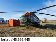 Пассажирские учебные вертолёты Ми-8 на аэродроме в степи. Волгоградская область, Россия. (2021 год). Редакционное фото, фотограф Андрей Цыганков / Фотобанк Лори