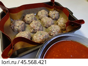 Сырые мясные фрикадельки, тефтели и приготовленный томатный соус. Raw meatballs, meatballs, and cooked tomato sauce. Стоковое фото, фотограф Юрий Пуликов / Фотобанк Лори