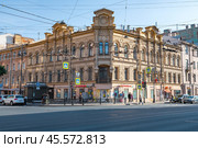Старинный доходный дом А.М. Тупикова (1875 г., Дютель Ю.О.) на углу Литейного проспекта солнечным сентябрьским днем. Санкт-Петербург. Редакционное фото, фотограф Виктор Карасев / Фотобанк Лори