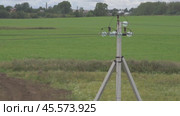 Green field, lighting pole, electricity pole зеленое поле, осветительный столб, столб электричества. Стоковое видео, видеограф Опока Алексей / Фотобанк Лори