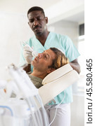 Adult man undergoing cosmetic facial treatment using cold hammer. Стоковое фото, фотограф Яков Филимонов / Фотобанк Лори