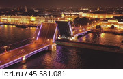 Aerial view of Palace bridge in St. Petersburg (2019 год). Стоковое видео, видеограф Михаил Коханчиков / Фотобанк Лори
