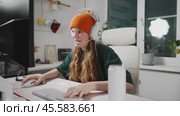 Finding harmony in gaming and education: teens learn multitasking, prioritization, and balance they split time between school, gaming setups, and social connections. Balance between play and learning. Стоковое видео, видеограф Енваев Андрей / Фотобанк Лори