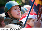 Молодой человек в солдатской форме времён Великой Отечественной войны на параде в честь Дня победы 9 мая (Симферополь, Крым) (2009 год). Редакционное фото, фотограф Snezka / Фотобанк Лори