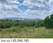 Вид на плато Чатыр-дага, Куба-кая, Курт-баир, Орлиное ущелье и Сарп, село Перевальное, Крым (2023 год). Стоковое фото, фотограф Мария Кылосова / Фотобанк Лори