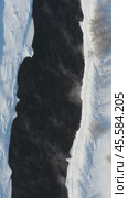 Vertical video from drone of Altai river Koksha with banks covered by snow in winter. Camera looks down. Стоковое видео, видеограф Сергей Пристяжнюк (Serg Zastavkin) / Фотобанк Лори