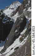 Vertical aerial video of Altai mountain valley with Aktru (Akturu) glacier. Group of alpinists and tourists are on the slope. Стоковое видео, видеограф Сергей Пристяжнюк (Serg Zastavkin) / Фотобанк Лори