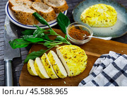 Fried cottage cheese with turmeric. Traditional Lithuanian dish. Стоковое фото, фотограф Яков Филимонов / Фотобанк Лори