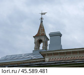 Флюгер на башенке здания бывшей ратуши. Карелия, Сортавала, улица Ленина, 18 (2019 год). Стоковое фото, фотограф Алексей Иванов / Фотобанк Лори