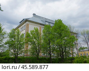 "Здание народной школы" (вид сквозь деревья). Сортавала, набережная Ладожской флотилии, 2 (2019 год). Стоковое фото, фотограф Алексей Иванов / Фотобанк Лори