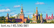 Панорамный вид: Спасская башня Московского Кремля и собор Василия Блаженного в солнечный день. Москва. Стоковое фото, фотограф E. O. / Фотобанк Лори