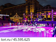 Каток на площади Революции в Москве. Редакционное фото, фотограф Андрей Иванов / Фотобанк Лори