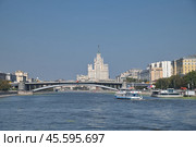 Большой Краснохолмский мост и высотное здание на Котельнической набережной в Москве, Россия. Прогулочный теплоход плывет по Москве-реке (2024 год). Редакционное фото, фотограф Елена Коромыслова / Фотобанк Лори