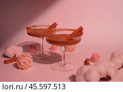 Тёплый коктейль с карамелью, бренди, сахарной кромкой и палочкой корицы. Стоковое фото, фотограф Anna Leeva / Фотобанк Лори