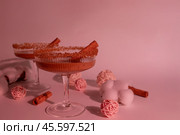 Тёплый коктейль с карамелью, бренди, сахарной кромкой и палочкой корицы. Стоковое фото, фотограф Anna Leeva / Фотобанк Лори
