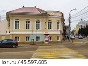Городской пейзаж. Дом Протасовой. Афишная тумба. Воронеж. Редакционное фото, фотограф Владимир Шибаев / Фотобанк Лори