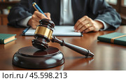Судейский молоток на столе у судьи. The judge's gavel is on the judge's table. Стоковое AI-изображение, AI-художник Гер Олег / Фотобанк Лори