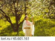 Happy young woman smelling a flower apple. Стоковое фото, фотограф Дмитрий Киселёв / Фотобанк Лори