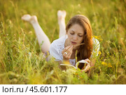 Girl with a book of wildflowers. Стоковое фото, фотограф Дмитрий Киселёв / Фотобанк Лори