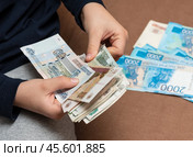 Мальчик подсчитывает деньги. Стоковое фото, фотограф Игорь Низов / Фотобанк Лори