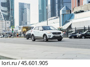 Front side view of white Hyundai Creta First generation car riding on the road on high speed. Shiny subcompact crossover SUV in motion. Urban scene with riding vehicle and blurred background (2021 год). Редакционное фото, фотограф Константин Григорьев / Фотобанк Лори