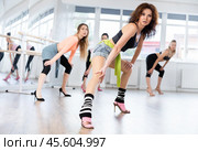 Woman performing high heels choreography during group class. Стоковое фото, фотограф Яков Филимонов / Фотобанк Лори
