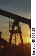 Working oil pump silhouette against sunset. Стоковое видео, видеограф Михаил Коханчиков / Фотобанк Лори