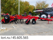 Культиватор  HORSCH Tiger 3MT с тяжёлой дисковой бороной и рыхлителем,сельскохозяйственная техника. Волгоград, Выставочный центр "Экспоцентр", Россия (2021 год). Редакционное фото, фотограф Андрей Цыганков / Фотобанк Лори