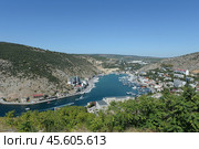 Вид на Балаклавскую бухту с горы Кастрон, Севастополь, Крым, Россия (2021 год). Редакционное фото, фотограф Free Wind / Фотобанк Лори