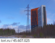 Линия электропередачи, новостройка по адресу улица Зелёный Остров, 12 в окрестностях озерца Малая Здохня. Екатеринбург. Стоковое фото, фотограф Алексей Иванов / Фотобанк Лори