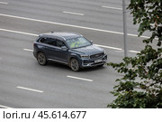 Car Geely Monjaro moving on the street. SUV vehicle driving along speedway in city with blurred background. Редакционное фото, фотограф Константин Григорьев / Фотобанк Лори