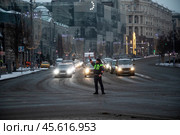Инспектор ДПС регулирует движение Тверской улице в центре города Москвы и обеспечивают безопасность движения на дороге, Россия. Редакционное фото, фотограф Николай Винокуров / Фотобанк Лори