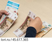 Мальчик пересчитывает российские банкноты. Стоковое фото, фотограф Игорь Низов / Фотобанк Лори