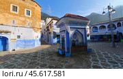 Public fountain in medina of Chefchaouen, Morocco (2018 год). Стоковое видео, видеограф Михаил Коханчиков / Фотобанк Лори