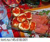 Бутерброды с красной икрой и семга. Красивая и оригинальная закуска для праздничного стола. Приятного аппетита! Стоковое фото, фотограф Сергей Елизарьев / Фотобанк Лори