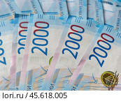 Банкноты Российской Федерации 2 000 рублей. Введена в оборот 12 октября 2017 года. (2018 год). Редакционное фото, фотограф Сергей Елизарьев / Фотобанк Лори