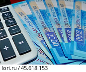 Банкноты Российской Федерации 2 000 рублей. Введена в оборот 12 октября 2017 года. (2018 год). Редакционное фото, фотограф Сергей Елизарьев / Фотобанк Лори