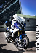 BMW R1200 RS motorcycle parked on the city street (2022 год). Редакционное фото, фотограф Константин Григорьев / Фотобанк Лори