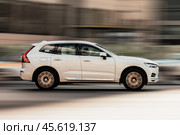 Volvo XC60 in motion blur at speedway road, panning shot taken from the side. White SUV car driving on the motorway. Редакционное фото, фотограф Константин Григорьев / Фотобанк Лори