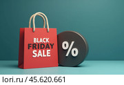 Красный пакет с надписью Black Friday Sale и знаком процента. Концепция распродажи. Стоковое AI-изображение, AI-художник Илья Старков / Фотобанк Лори