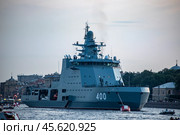 Санкт-Петербург  Военный корабли на рейде в акватории Невы. Уникальный боевой ледокол «Иван Папанин». Бортовой номер 400 (2023 год). Редакционное фото, фотограф Литвяк Игорь / Фотобанк Лори