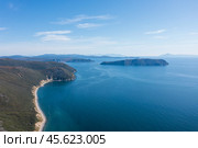 Красивый морской пейзаж. Вид с воздуха на морское побережье. Вдалеке остров Недоразумения. Тауйская губа, Охотское море, Магаданская область, Россия. Путешествия и туризм на Дальнем Востоке России. Стоковое фото, фотограф Андрей Степанов / Фотобанк Лори