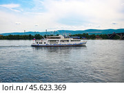 Теплоход "Куприян" плывет по реке Енисей. Город Красноярск (2024 год). Стоковое фото, фотограф Александр Тараканов / Фотобанк Лори